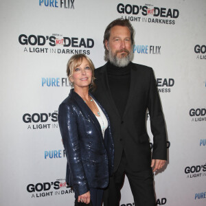 Bo Derek et son compagnon John Corbett à l'avant-première du film "God's Not Dead" au "Egyptian Theater" à Hollywood, le 20 mars 2018.