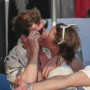 Alicia Vikander embrasse son compagnon Michael Fassbender lors de la fête de leur pré-mariage avec la famille et les amis à Ibiza à Ibiza, espagne, le 13 octobre 2017.