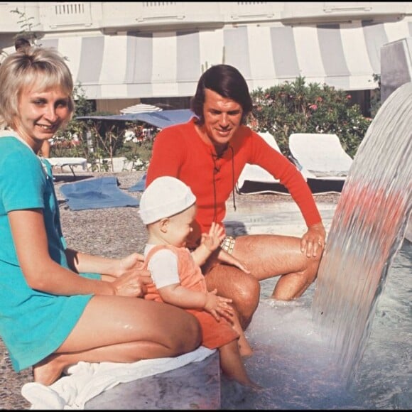 Salvatore Adamo, sa femme Nicole et leur fils Anthony en 1971. Roland Schoor / BestImage