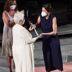 Judi Dench et la reine Letizia d'Espagne - La reine Letizia d'Espagne préside la cérémonie de clôture du "Atlantida Mallorca Film Festival" en présence de Judi Dench et Stephen Frears, lauréats d'un prix. Palma de Majorque. Le 1er août 2021.