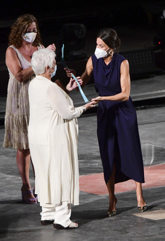 Judi Dench et la reine Letizia d'Espagne - La reine Letizia d'Espagne préside la cérémonie de clôture du "Atlantida Mallorca Film Festival" en présence de Judi Dench et Stephen Frears, lauréats d'un prix. Palma de Majorque. Le 1er août 2021.