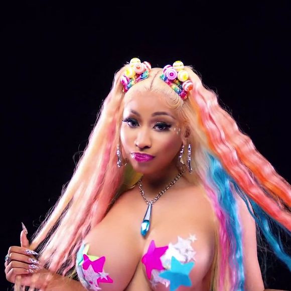Nicki Minaj topless dans le nouveau clip "Trollz" au côté du rappeur Tekashi 6ix9ine. Los Angeles. Le 12 juin 2020.