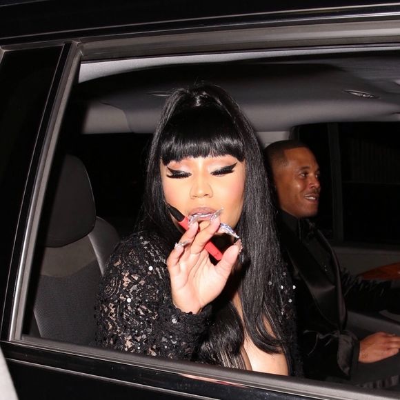 Nicki Minaj salue ses fans à la sortie de la soirée Billboard Women of the Year Awards dans le quartier de Hollywood à New York, le 12 décembre 2019.