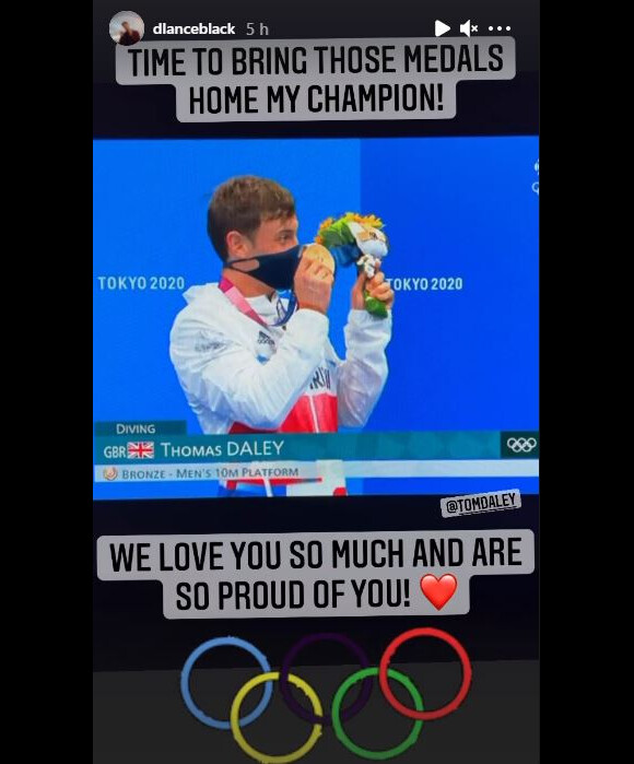 Tom Daley a remporté une nouvelle médaille aux Jeux de Tokyo, faisant la fierté de son mari Dustin Lance Black.