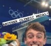 Tom Daley pose avec sa médaille au Tokyo Aquatics Centre, le 7 août 2021.