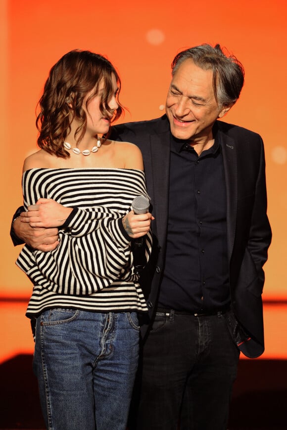 Richard Berry et sa petite fille Elise Petit - Surprises - Enregistrement de l'émission "La Chanson secrète 4", qui sera diffusée le 4 janvier 2020 sur TF1, à Paris. Le 17 décembre 2019 © Gaffiot-Perusseau / Bestimage 