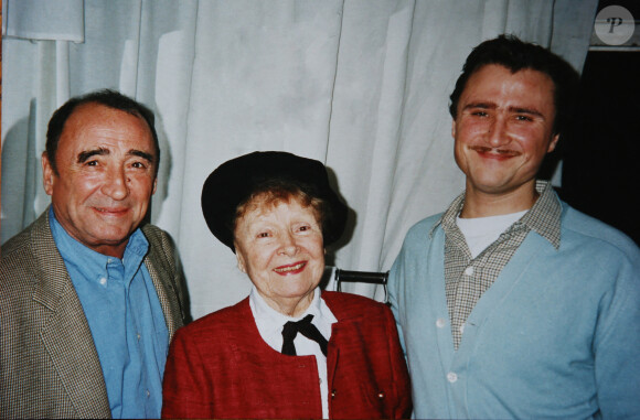 Archives - Claude Brasseur avec sa mère Odette Joyeux et son fils Alexandre Brasseur en Janvier 2000 au Théâtre à Paris. © Denis Guignebourg / BestImage
