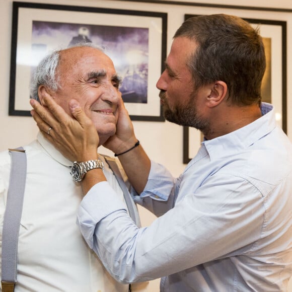 Claude Brasseur et son fils Alexandre dans les coulisses du Festival de Ramatuelle, pour la pièce "La Colère du Tigre". © Cyril Bruneau / Bestimage