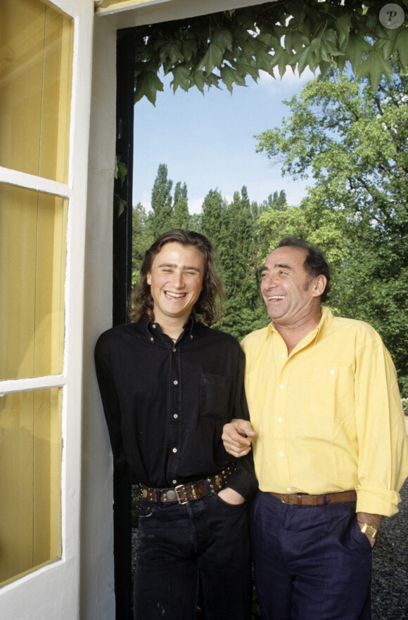 Archives - En France, dans les Yvelines, rendez-vous avec Claude Brasseur et son fils Alexandre (20 ans) à son domicile. Mai 1991. © Bruno Schneider via Bestimage