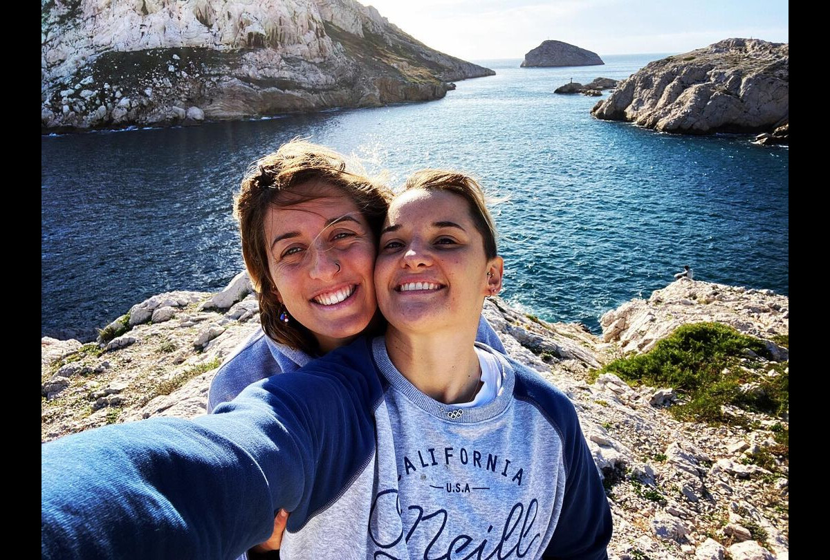 Photo : Mélanie Henique et sa compagne Laura. - Ode (Purepeople)