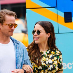 Exclusif - Sophia Bush et son compagnon Grant Hughes font une promenade romantique à New York City, New York, Etats-Unis, le 21 juin 2021.