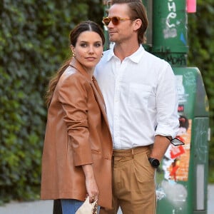 Exclusif - Sophia Bush et son compagnon Grant Hughes, portant tous deux des vêtements aux couleurs assorties, sortent pour la soirée à New York, le 16 juin 2021.