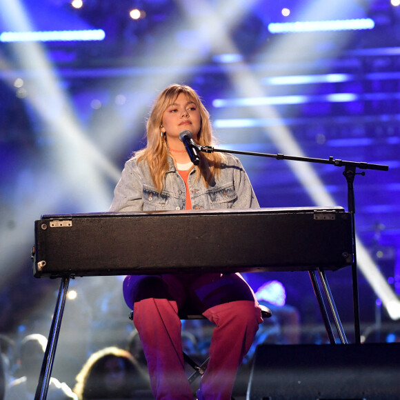 Louane (Louane Emera) - Concert - L' événement musical "RFM Music Show" édition spéciale pour les 40 ans de la célèbre radio au Palais des Sports de Levallois-Perret et avec le retour des lives. © Veeren Ramsamy - Pierre Perusseau / Bestimage