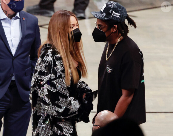 Beyoncé et son mari Jay-Z assistent au match de NBA "Milwaukee Bucks - Brooklyn Nets" au Barclays Center. Brooklyn, New York, le 6 juin 2021.