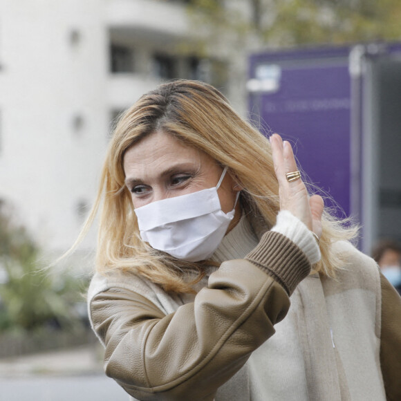 Julie Gayet à la sortie du défilé de mode prêt-à-porter printemps-été 2021 "Hermès" à Paris. Le 3 octobre 2020. © Veeren Ramsamy-Christophe Clovis / Bestimage