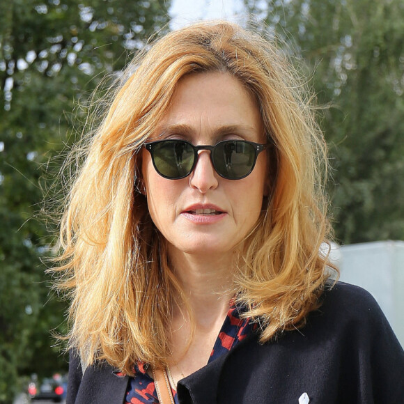 Exclusif - La comédienne et productrice française, Julie Gayet arrive devant les studios de Radio France à Paris, le 3 septembre 2020.