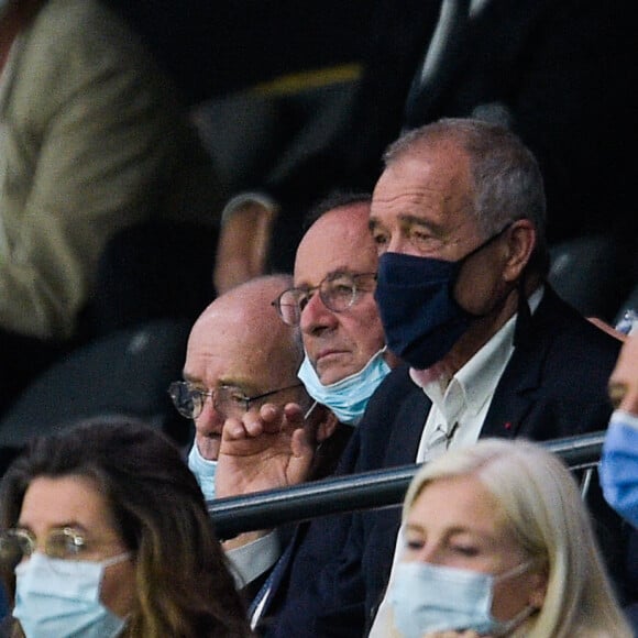 François Hollande dans les tribunes lors du match de rugby du Top 14 opposant le Racing 92 au CA Brive Corrèze Limousin au U Arena à Nanterre. Le 5 juin 2021. © Federico Pestellini/Panoramic/Bestimage