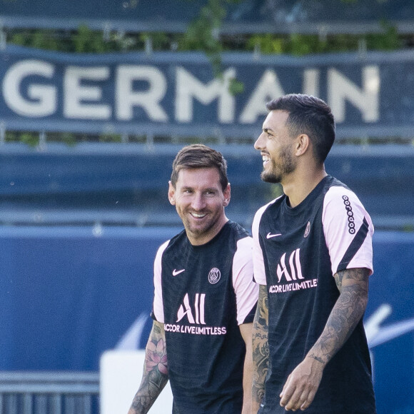 Lionel Messi et Paredes - Lionel Messi lors de son premier entraînement avec ses coéquipiers du Paris Saint-Germain (PSG) au Camp des Loges à Saint-Germain-en-Laye, France, le 13 août 2021. © Pierre Perusseau / Bestimage