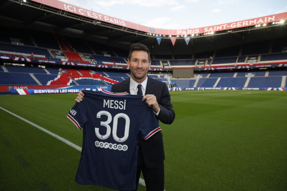 Lionel Messi rejoint le PSG sous le maillot numéro 30 et donne une conférence de presse au Parc des Princes à Paris, le 11 août 2021. © PSG via Bestimage 