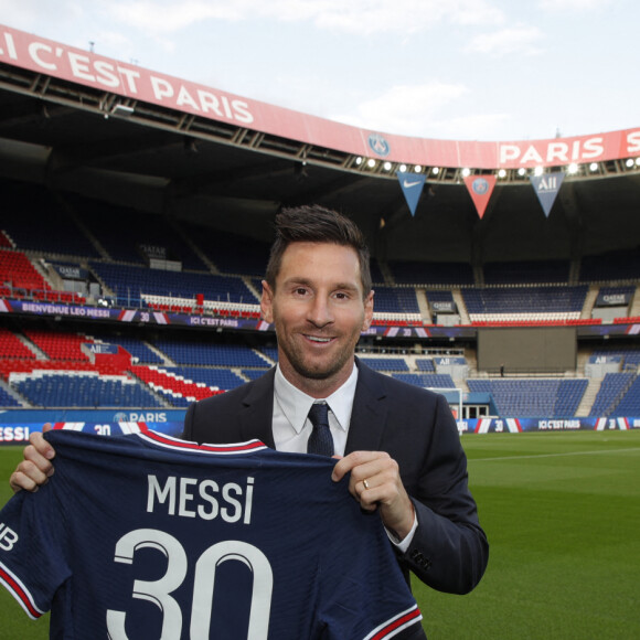 Lionel Messi rejoint le PSG sous le maillot numéro 30 et donne une conférence de presse au Parc des Princes à Paris, le 11 août 2021. © PSG via Bestimage 