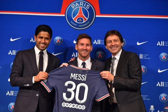 Nasser Al-Khelaïfi, PDG du PSG, Lionel Messi et Leonardo, directeur sportif du club - Lionel Messi rejoint le PSG sous le maillot numéro 30 et donne une conférence de presse au Parc des Princes à Paris, le 11 août 2021. © Aurélien Meunier / PSG via Bestimage 