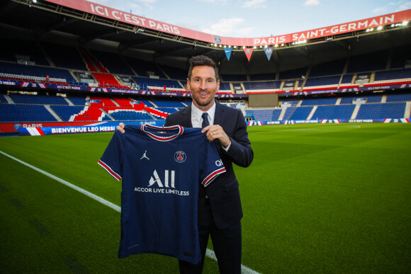 Lionel Messi rejoint le PSG sous le maillot numéro 30 et donne une conférence de presse au Parc des Princes à Paris, le 11 août 2021. © G. Gavelle / PSG via Bestimage 