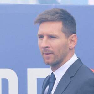 Lionel Messi salue ses supporters à la sortie du Parc des Princes, où il a donné une conférence de presse à l'occasion de sa signature comme nouveau joueur de football dans le club parisien. Le 11 août 2021.