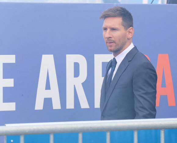 Lionel Messi salue ses supporters à la sortie du Parc des Princes, où il a donné une conférence de presse à l'occasion de sa signature comme nouveau joueur de football dans le club parisien. Le 11 août 2021.