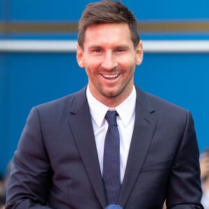 Lionel Messi vient saluer les supporters du PSG à l'extérieur du Parc des Princes après sa conférence de presse le 11 août 2021. © Jeremy Melloul / Bestimage 