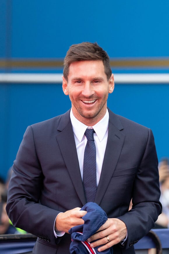 Lionel Messi vient saluer les supporters du PSG à l'extérieur du Parc des Princes après sa conférence de presse le 11 août 2021. © Jeremy Melloul / Bestimage 