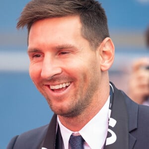 Lionel Messi vient saluer les supporters du PSG à l'extérieur du Parc des Princes après sa conférence de presse le 11 août 2021. © Jeremy Melloul / Bestimage 