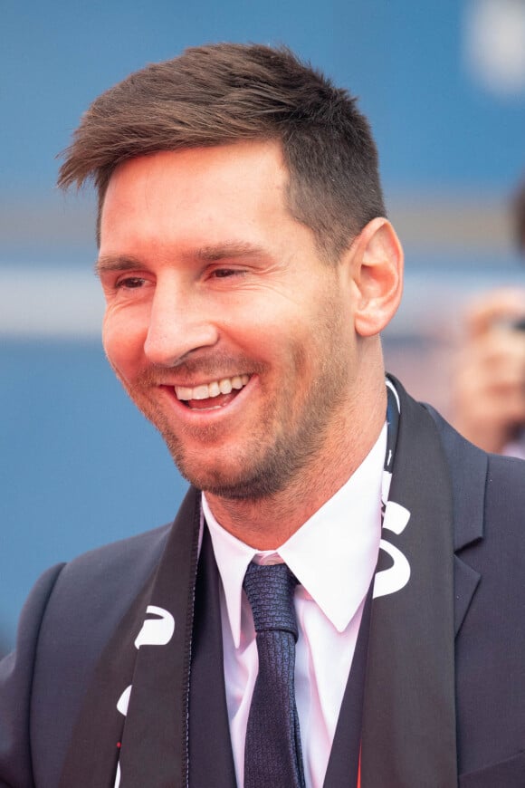 Lionel Messi vient saluer les supporters du PSG à l'extérieur du Parc des Princes après sa conférence de presse le 11 août 2021. © Jeremy Melloul / Bestimage 