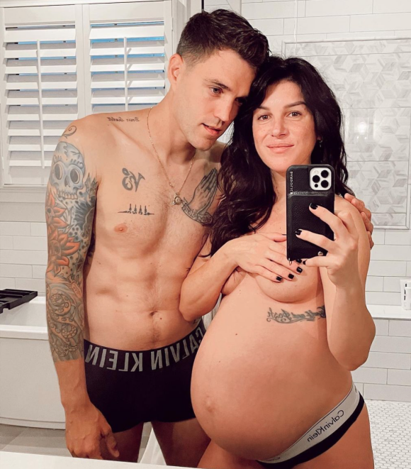 Shenae Grimes-Beech, enceinte, et son mari Josh Beech. Août 2021.