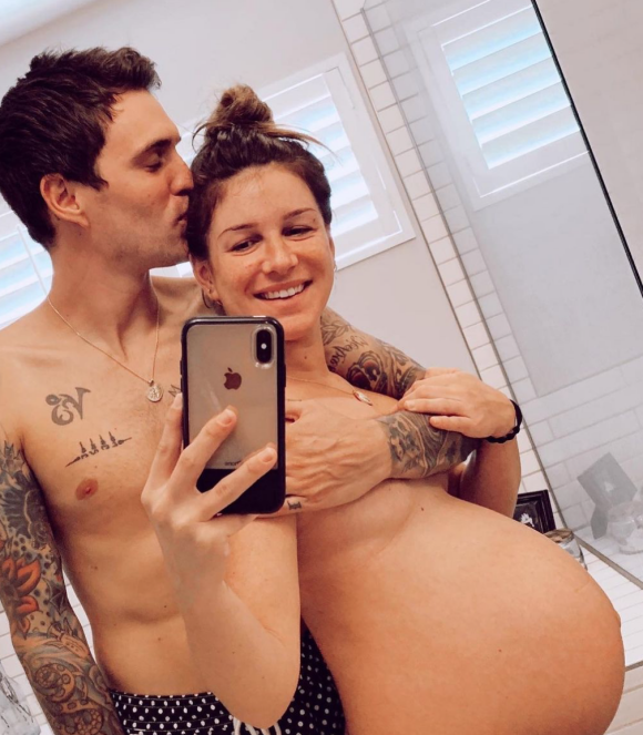 Shenae Grimes-Beech, enceinte, et son mari Josh Beech. Août 2021.