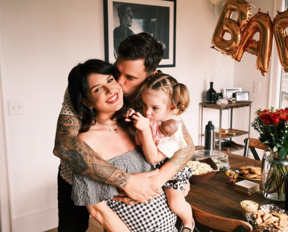 Shenae Grimes, enceinte, son mari Josh Beech et leur fille Bowie. Juillet 2021.