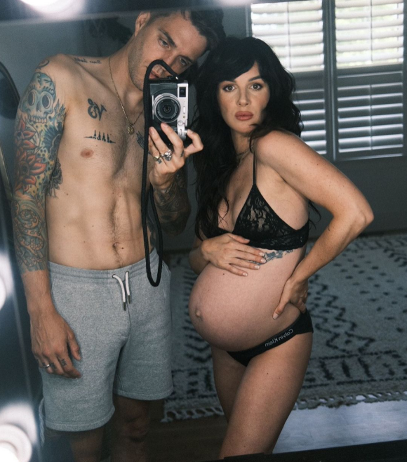 Shenae Grimes, enceinte, et son mari Josh Beech. Juin 2021.