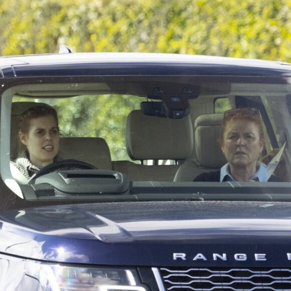 La princesse Beatrice d'York et sa mère Sarah Ferguson, duchesse d'York, quittent le château de Windsor en voiture, le 15 mai 2021.