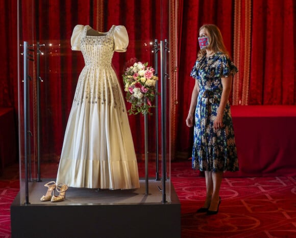 La princesse Beatrice d'York expose sa robe de mariée au château de Windsor, à partir du 24 septembre 2020, comme le veut la tradition accordée aux femmes de la famille royale britannique. Le jour de son mariage, le 17 juillet 2020, la princesse Beatrice d'York portait la robe vintage, garnie de diamants, de Norman Hartnell ayant appartenu à la reine-mère et portée pour la première fois en 1962. Windsor. Le 23 septembre 2020.