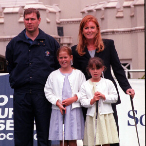 Le prince Andrew, duc d'York, son ex-femme Sarah Ferguson, duchesse d'York, et leurs filles la princesse Eugenie et la princesse Beatrice à la compétition de golf de Wentworth. Le 3 août 1998