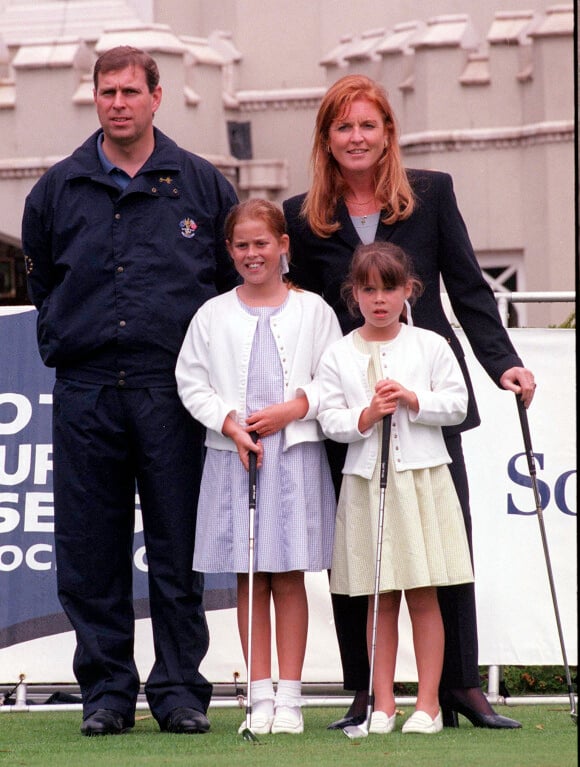Le prince Andrew, duc d'York, son ex-femme Sarah Ferguson, duchesse d'York, et leurs filles la princesse Eugenie et la princesse Beatrice à la compétition de golf de Wentworth. Le 3 août 1998