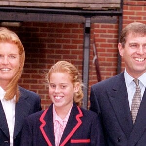 Le prince Andrew, duc d'York, son ex-femme Sarah Ferguson, duchesse d'York, et leur fille la princesse Beatrice à leur arrivée à la "St. George School" à Windsor. Le 7 septembre 2000