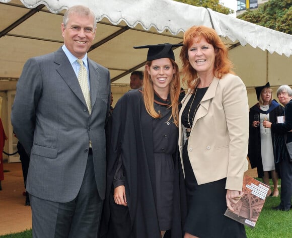 Le prince Andrew, Sarah Ferguson et leur fille la princesse Beatrice lors de sa remise de diplôme au lycée Goldsmiths de Londres en 2011.