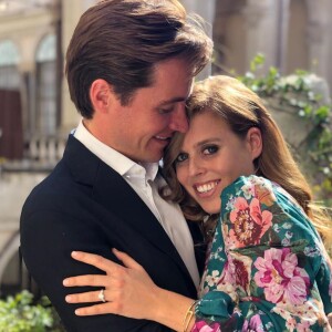 La princesse Beatrice et Edoardo Mapelli Mozzi lors de l'annonce de leurs fiançailles.