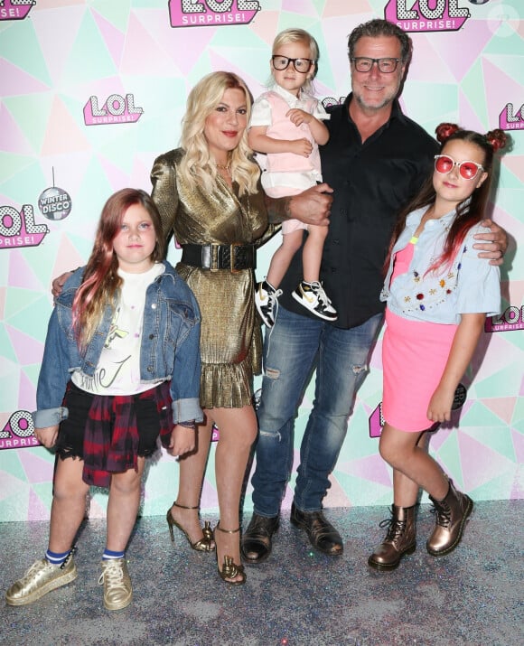 Tori Spelling avec son mari Dean McDermott et ses enfants Stella McDermott, Hattie McDermott et Beau McDermott à la soirée Winter Disco à Los Angeles, le 27 septembre 2019 