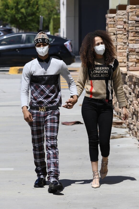 Silentó, équipé d'un masque, joue les bons samaritains en apportant de la nourriture au "UCLA Health Hospital" de Los Angeles, le 22 avril 2020, en pleine épidémie de coronavirus (Covid-19). Le rappeur de 22 ans est allé chercher les repas au restaurant "The Boulevard", qui a lancé une collecte de fonds pour fournir plus de nourriture, avant d'aller les livrer à l'hôpital.