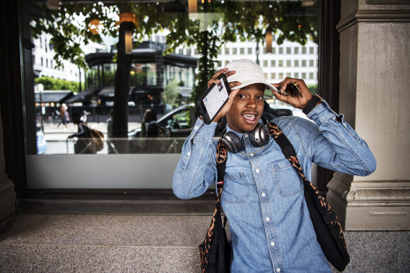 Info - Silento arrêté pour agression présumée avec une arme mortelle - Le chanteur Silentó (Ricky Lamar Hawk) arrive accueilli par ses fans à Stockholm, le 13 août 2017, pour participer au Rockbjörnen gala.