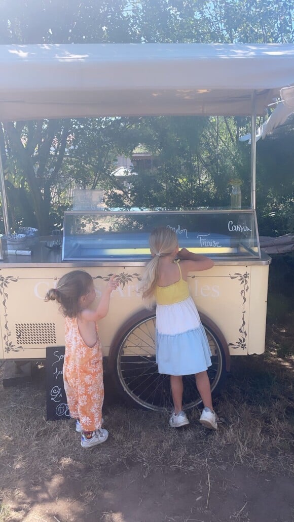 Lola et Billie, les filles de Pierre Niney et Natasha Andrews en vacances, sur Instagram le 16 août 2021.