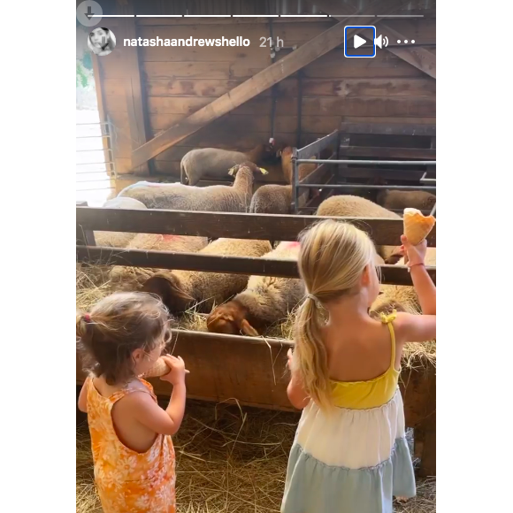 Lola et Billie, les filles de Pierre Niney et Natasha Andrews en vacances, sur Instagram le 16 août 2021.