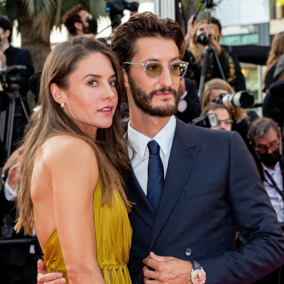 Pierre Niney et sa femme Natasha Andrews - Montée des marches du film " OSS 117 : Alerte rouge en Afrique Noire " lors du 74ème Festival International du Film de Cannes. Le 17 juillet 2021 © Borde-Jacovides-Moreau / Bestimage