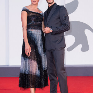 Natasha Andrews et son mari Pierre Niney - Red carpet du film "Amants" lors de la 77ème édition du Festival international du film de Venise, la Mostra. Le 3 septembre 2020
